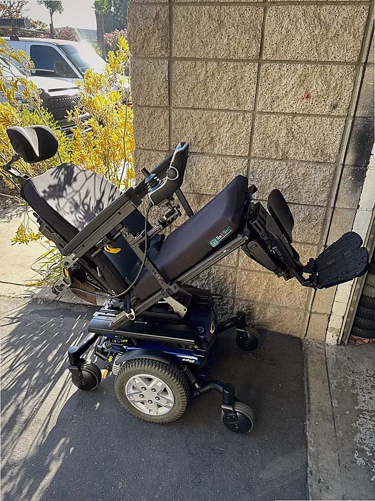 PRIDE QUANTUM Q6 HD WHEELCHAIR POWER TILT,RECLINE, LEG, 22" 450 Lbs